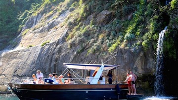 SORRENTO COAST, CAPRI AND BLUE GROTTO BOAT TOUR –  Prime Experience with max. 7 guests– Vip Tour